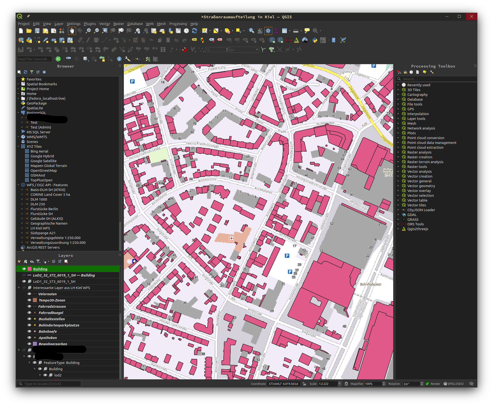Kartendarstellung in QGIS. Die magentafarbenen Polygone stellen Gebäude dar. Darunter ist eine Hintergrundkarte zu sehen.