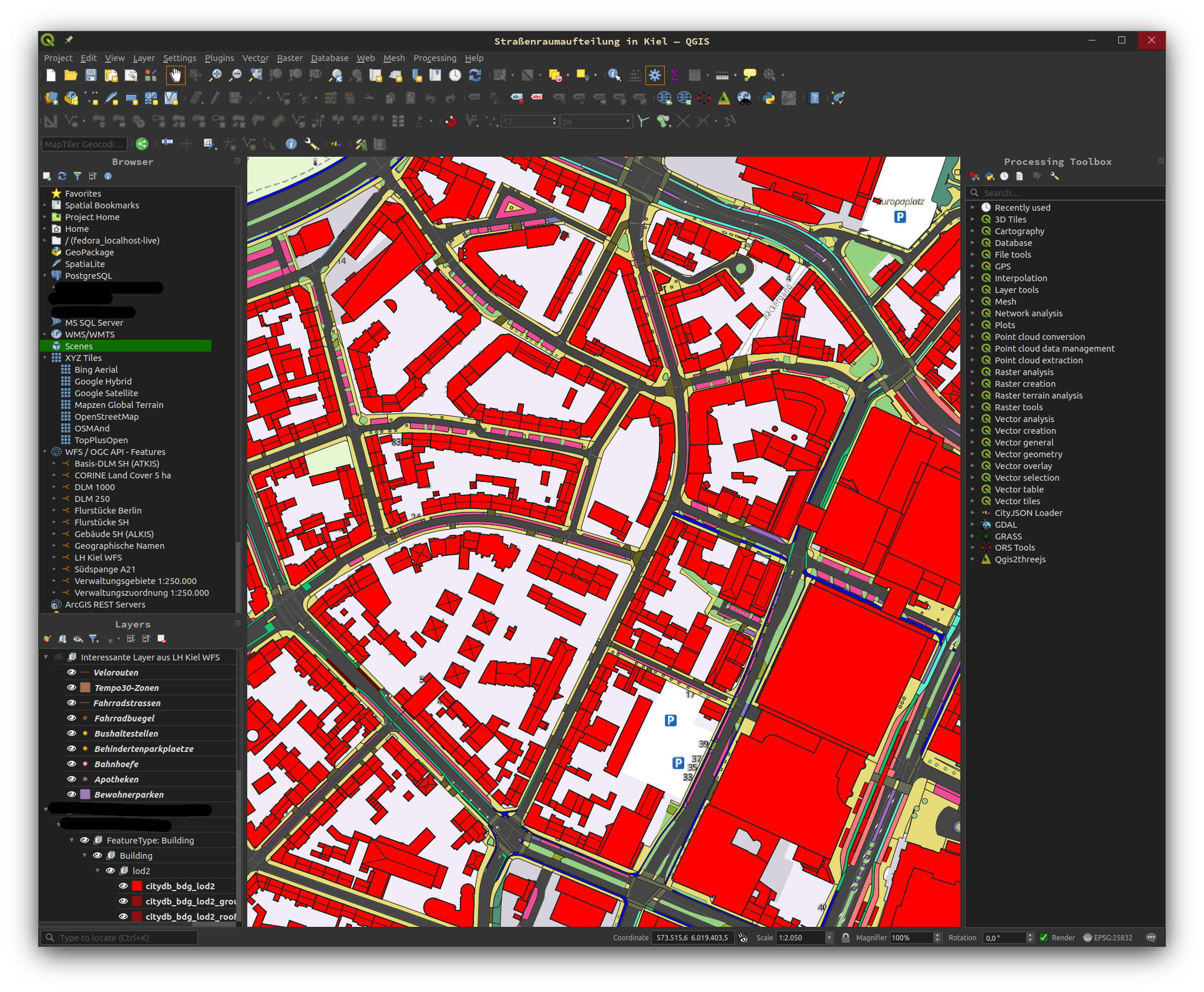 Kartendarstellung in QGIS. Die roten Polygone mit den schwarzen Linien stellen Gebäude dar. Darunter ist eine Hintergrundkarte zu sehen.