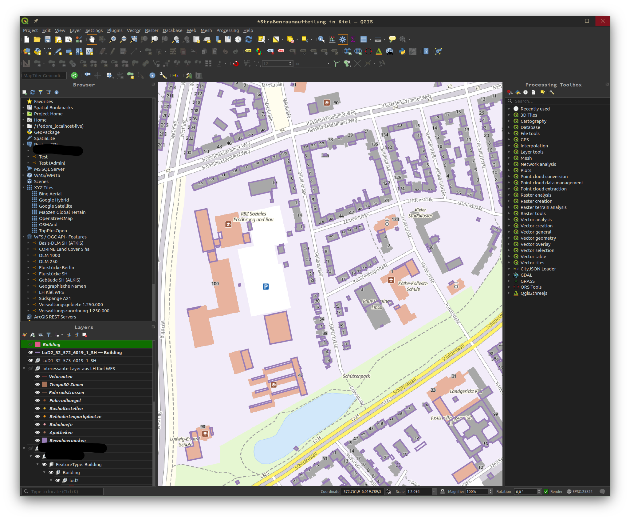 Kartendarstellung in QGIS. Die lilafarbenen Linien stellen Gebäude dar. Darunter ist eine Hintergrundkarte zu sehen.